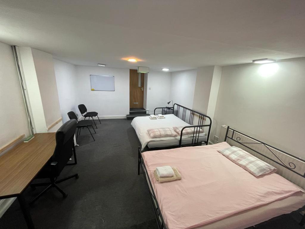Acomodação com café da manhã  2 Mins To Euston Station, Triple Bedroom With Private Bathroom C *
