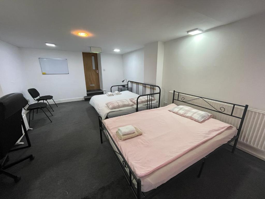 2 Mins To Euston Station, Triple Bedroom With Private Bathroom C Acomodação com café da manhã  Londres