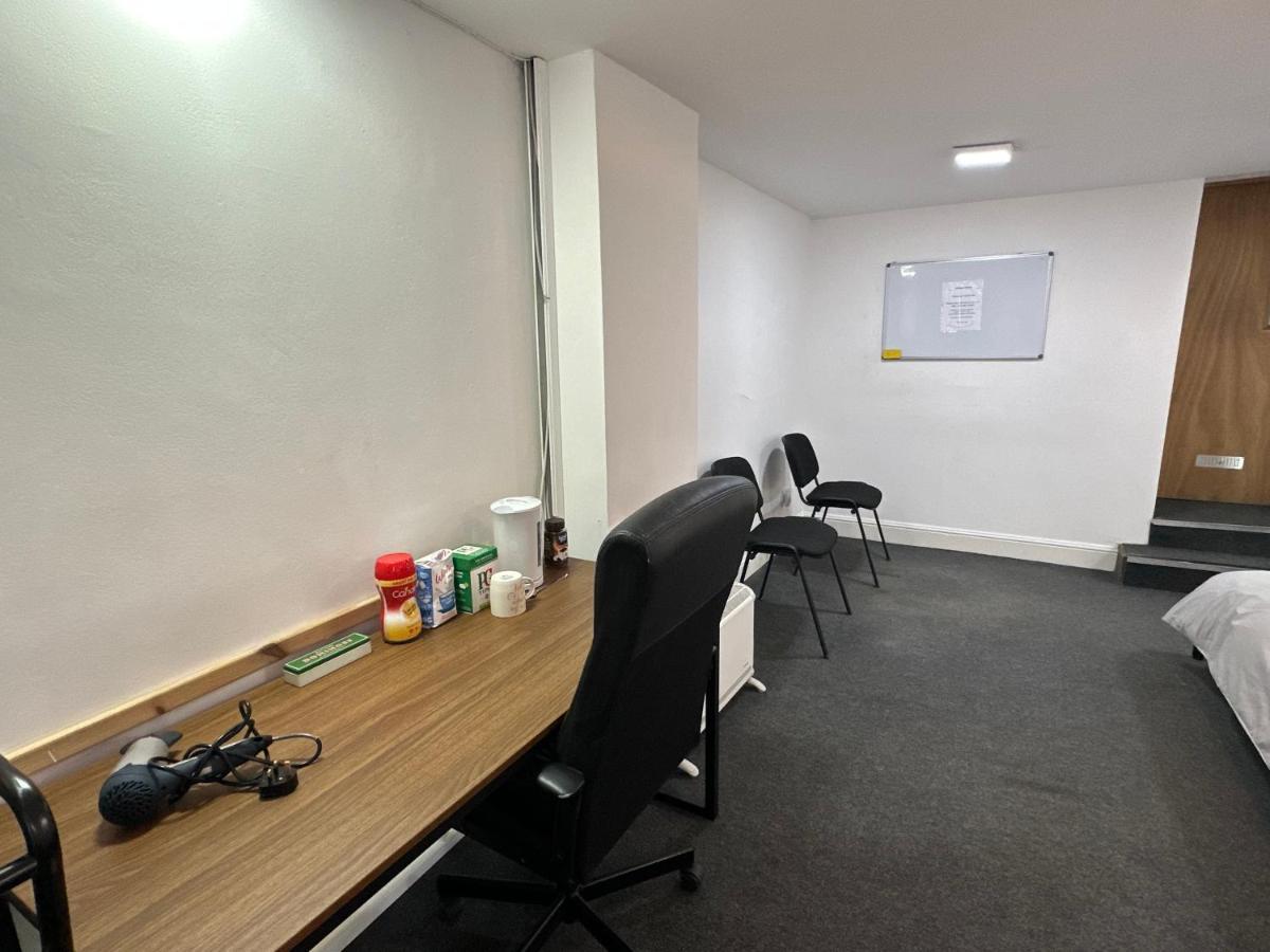 Acomodação com café da manhã  2 Mins To Euston Station, Triple Bedroom With Private Bathroom C *