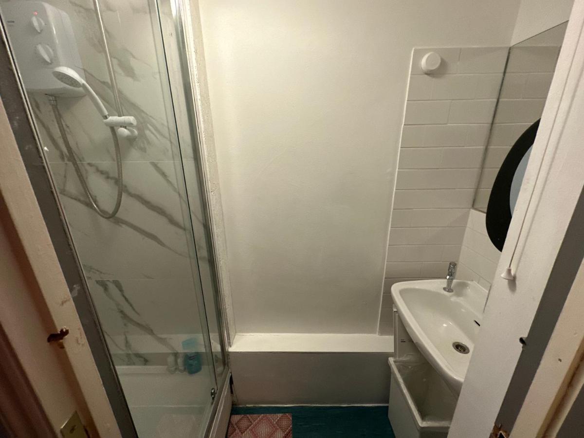 2 Mins To Euston Station, Triple Bedroom With Private Bathroom C Acomodação com café da manhã  Londres